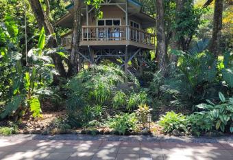Treehouse La Hierba, Pavones allows 18 year olds to book a room