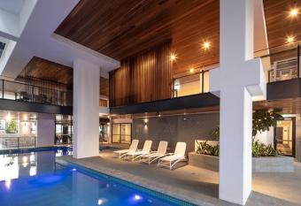 City Escape House at Cultural Centre Precinct has rooms with a private hot tub