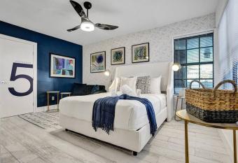 Blue Studio Host By BeeNomad allows 18 year olds to book a room