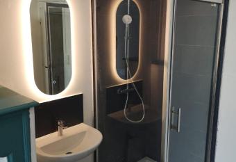 Chambre calme centre ville allows 18 year olds to book a room