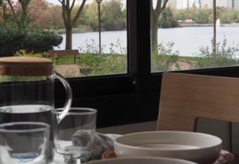 La Charmille du Lac allows 18 year olds to book a room