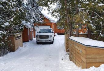 Georgian Bay-Trail/Run/Bike/Hike/HotTub/Sauna/Swim has rooms with a private hot tub