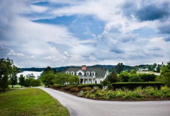 Whitestone Inn has Balcony rooms
