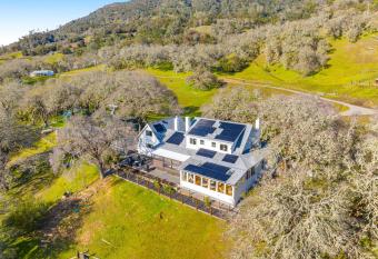 Alexander Valley Farmhouse has rooms with a private hot tub