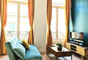 Le Cosy Central Moderne et Chaleureux allows 18 year olds to book a room