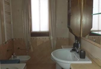 Il tuo appartamento privato con giardino has rooms with a private hot tub