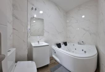 Mini Estudio JACUZZI DOBLE SEVILLA  has rooms with a private hot tub