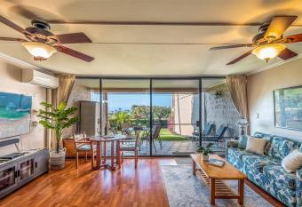 Ali i Kai - South Kihei Building D 1 Bedroom, Free Parking has rooms with a private hot tub