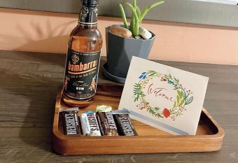 Cactus 1 BDRM-1bath-WiFi-FreeParking-Sleeps3-SunDeck-HotTub-CentrallyLocated has Balcony rooms