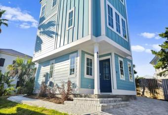 Blue Mountain Beach Retreat allows 18 year olds to book a room