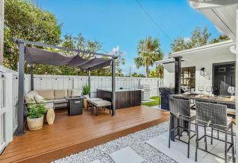 * NEW* The Bungalow Jupiter! - Moremoments Rentals allows 18 year olds to book a room