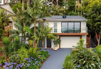 5 bedroom Terrigal beach home with district views has Balcony rooms
