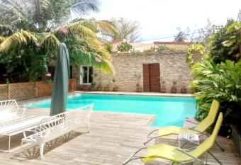 2 chambres salon avec piscine partag  e has Balcony rooms