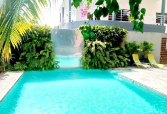 3 chambres salon avec piscine partag  e has Balcony rooms