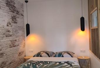 Grand studio plein de charme allows 18 year olds to book a room