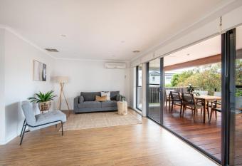 Safety Beach Abode Walk to the beach has Balcony rooms