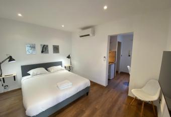 STUDIO CONFORT ROTONDE*CALME*CLIM*WIFI*SMART TV allows 18 year olds to book a room