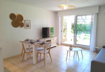 Quiet apartment with garden in Saint-Rapha  l has Balcony rooms