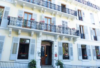 H  tel Gallia allows 18 year olds to book a room