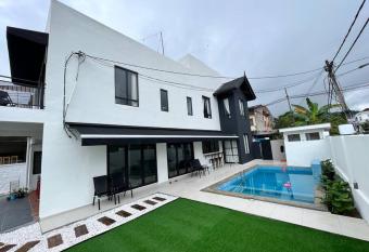 The Greendoor of Greenwood has Balcony rooms