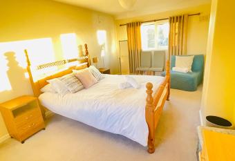 St Ives, King Bed Cosy home, parking, fast Wi Fi has Balcony rooms