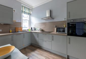 2 Bed- Darwin By Pureserviced allows 18 year olds to book a room