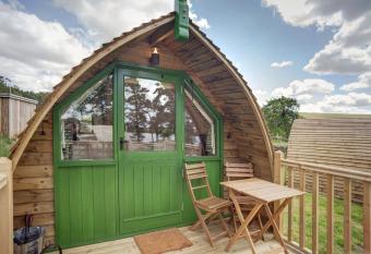 Barebones Glamping has Balcony rooms