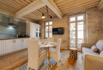 Le Balcon Perri  re II - Charming apartment with direct view of the Thiou has rooms with a private hot tub