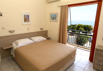 Hotel Karyatides has Balcony rooms