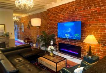 Hidden Gem in the heart of Old Town-Walk Score 99 allows 18 year olds to book a room