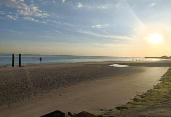 Leuk appartement 250 meter van strand en zee! allows 18 year olds to book a room