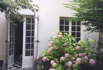 Charmante maisonnette jardin Triangle d or allows 18 year olds to book a room