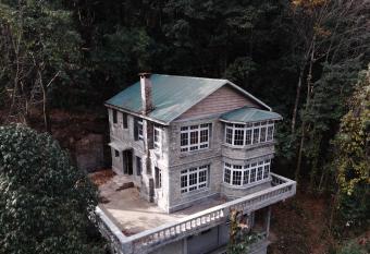 Trippers hostel allows 18 year olds to book a room