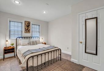 Cozy Rowhouse in Baltimore allows 18 year olds to book a room