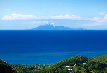 Location Open Sky has rooms with a private hot tub