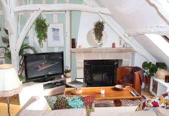 Charmant Appartement Vieux Tours allows 18 year olds to book a room