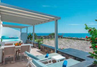 Bliss Holidays Spot has rooms with a private hot tub