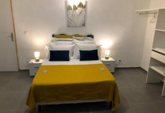 R  sidence spacieuse et calme    la campagne avec jacuzzi allows 18 year olds to book a room