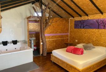 Aguas Calientes has rooms with a private hot tub