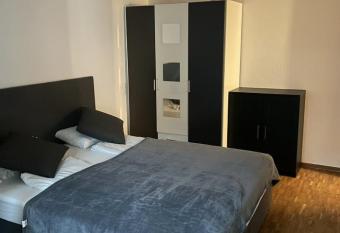 Lindas Rooms with shared bathrooms and apartments- Self Check-in allows 18 year olds to book a room