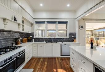 Elegant, Stunning & Central! East Side Gem! has rooms with a private hot tub