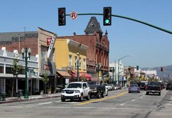 Victorian with Parking; 1 Blk to Park St eateries allows 18 year olds to book a room