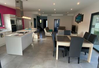 Chambres dans belle maison moderne au calme CLINIQUE DES C  DRES allows 18 year olds to book a room