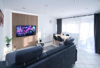 Stuttgart 3Zi-Maisonette 6 Personen Zuffenhausen nahe Porsche & Bosch allows 18 year olds to book a room