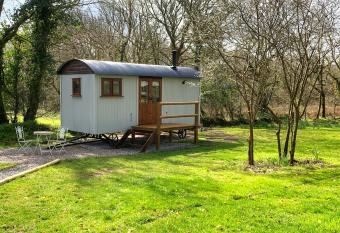 Lilliput - Delightful 1-bedroom shepherd s hut allows 18 year olds to book a room