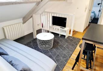 T2 hyper centre de Tours allows 18 year olds to book a room