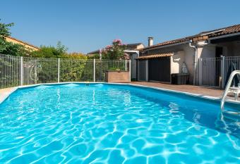 Les Cigales has Balcony rooms