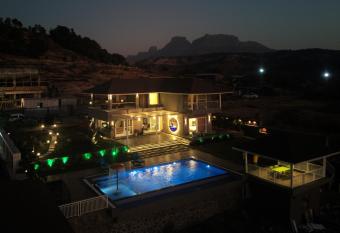 Redhomex Udai Villas has Balcony rooms