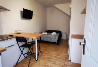 Estudio La Vera allows 18 year olds to book a room