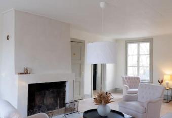 Alsike Pr  stg  rd has Balcony rooms